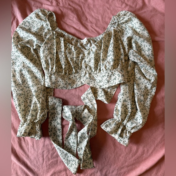 Cute tie around top - Picture 1 of 2